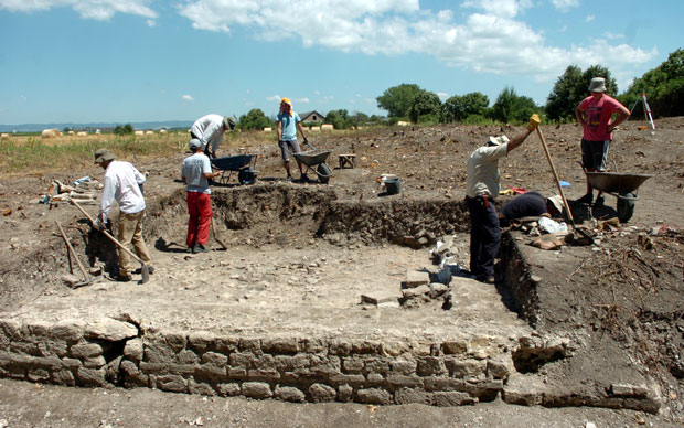 Из сремских њива ниче царска палата